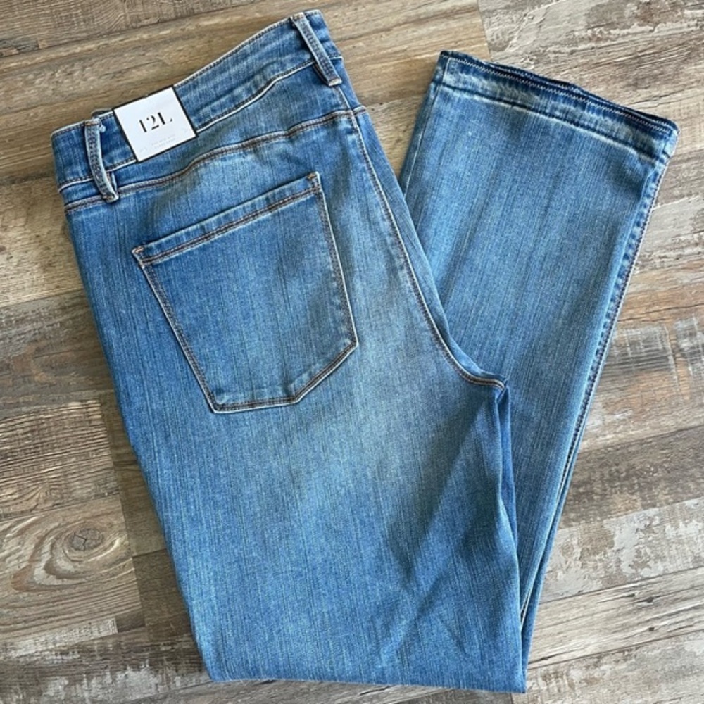 NWT White House Black Market The Flare Crop Mid-Rise, Size 12L